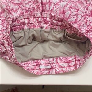 lululemon athletica Shorts - Lululemon Hotty Hot shorts, size 8, 4 INCH lululemon athletica Shorts - Lululemon Hotty Hot shorts, size 8, 4 INCH